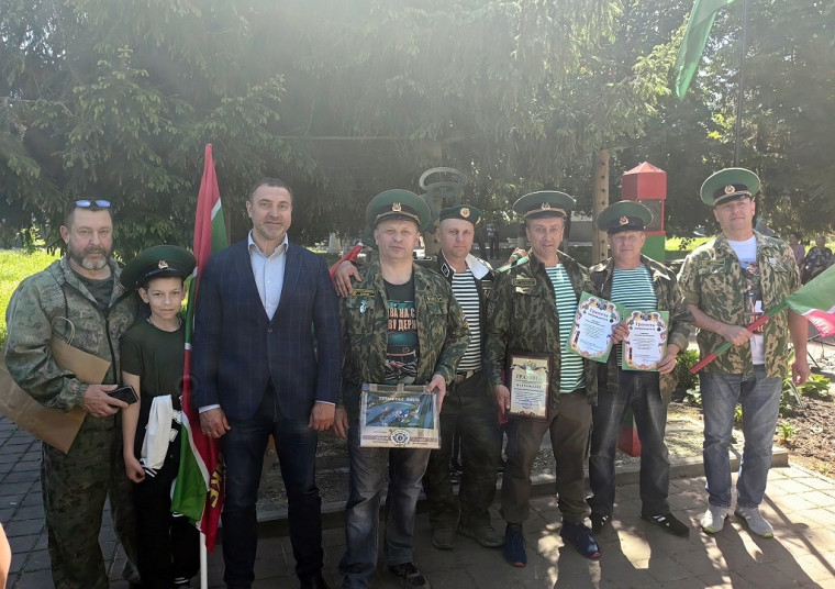 В Навле состоялось торжественное мероприятие, посвященное Дню пограничника. В Навле состоялось торжественное мероприятие, посвященное Дню пограничника.